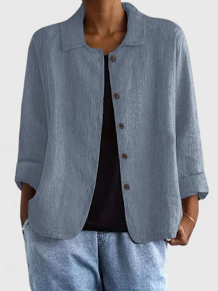 Casual button-front women's top, a versatile loose-fit layering piece. Ideal for seasonal fashion.