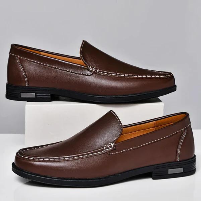 Classic black men's loafers, comfortable slip-on dress shoes, ideal for versatile wear.