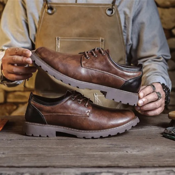 Elegant black men's Oxfords, classic Cedar Ridge style, comfortable for everyday wear.