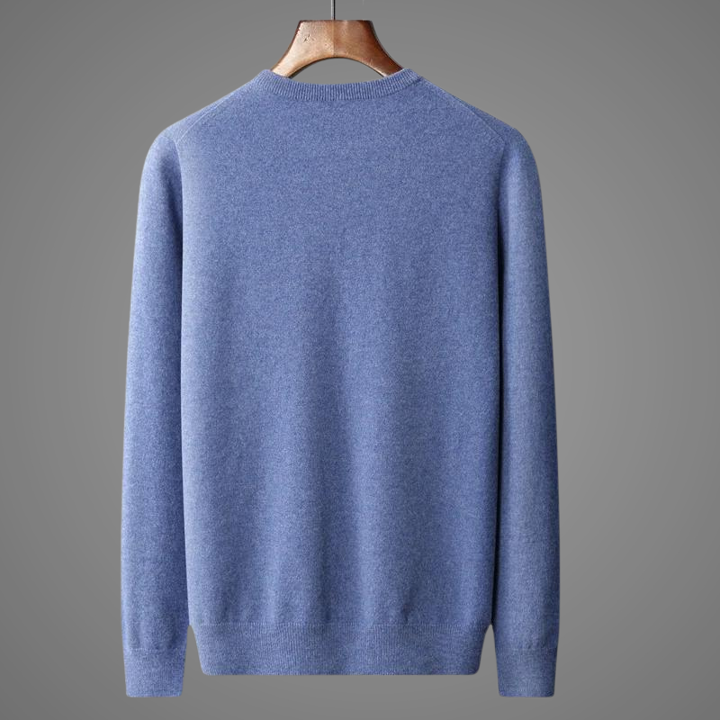 Soft, comfortable men's pullover sweater. Ideal for winter layering, featuring a classic crew neck and long sleeves.