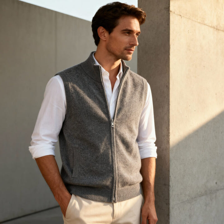 Men's full-zip vest, ideal for outdoor activities or casual fashion layering.