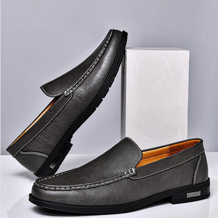 Men's everyday comfortable loafers, stylish slip-on design for a versatile, classic look.