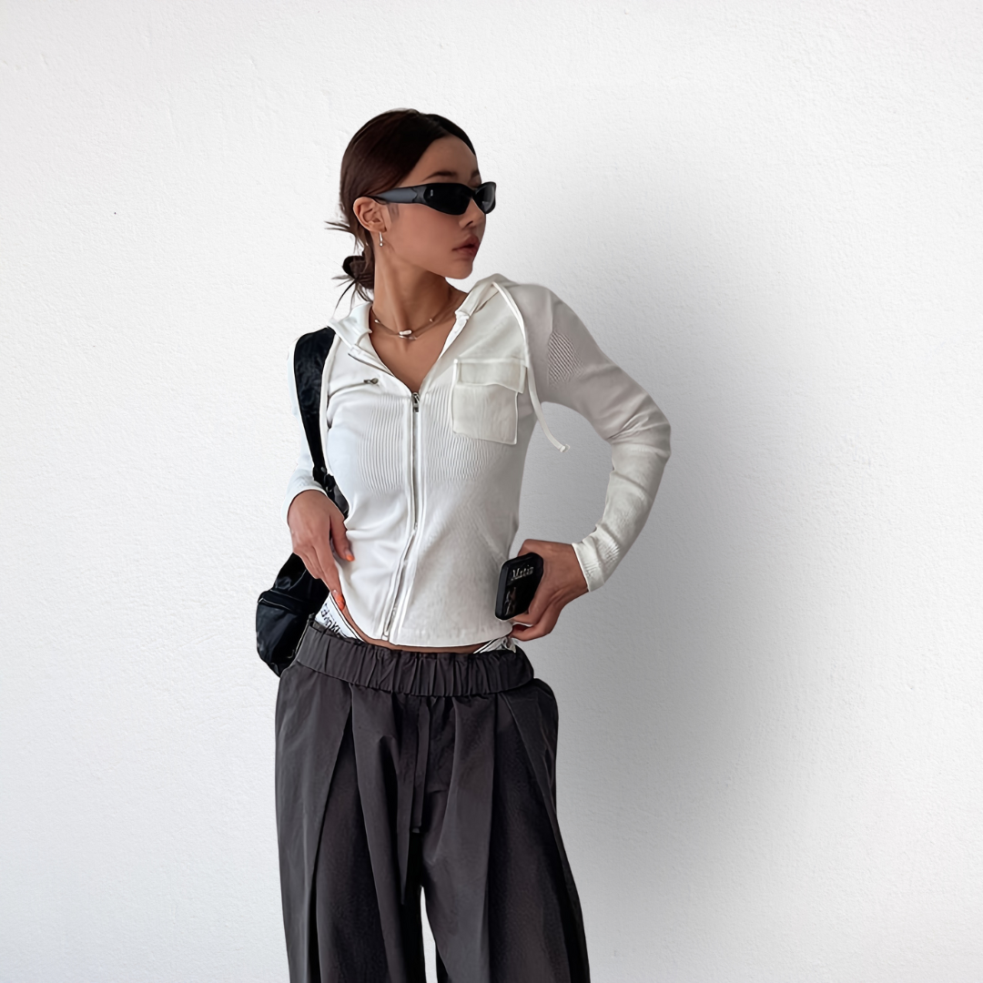 Stylish women's cropped hoodie, perfect for spring casual wear. Comfortable long-sleeve hooded sweatshirt.