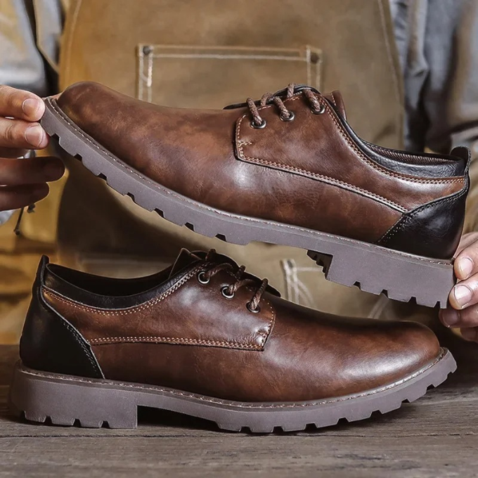Pair of Cedar Ridge Oxfords for men, classic design, ideal for casual and formal occasions.