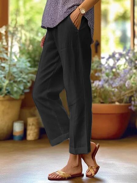 Chic women's tapered cropped pants, great for a polished yet relaxed smart casual look.