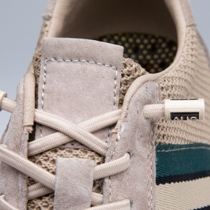 Men's comfortable retro sporty sneakers, essential footwear for casual daily style.