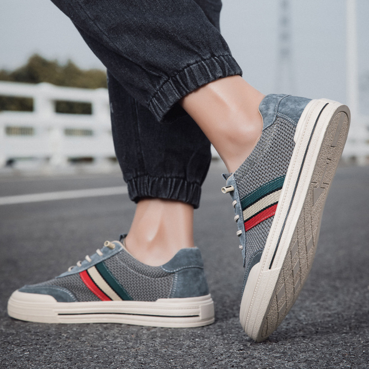 Men's retro casual sneakers, a classic sporty choice for comfortable everyday style.
