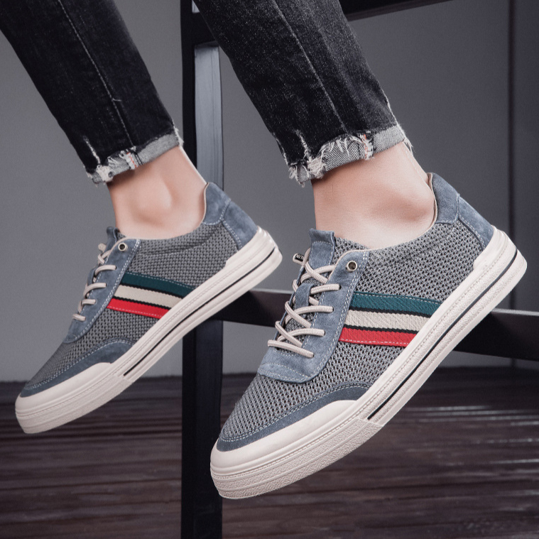 Comfortable and sporty men's retro sneakers, perfect for casual everyday fashion.