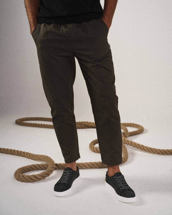 Men's comfortable tapered joggers in a versatile shade, perfect for casual style and active lifestyles.
