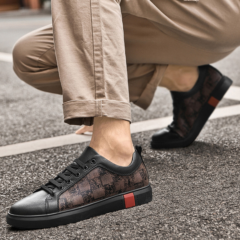 Front view of sleek men's black sneakers, combining fashion and cushioned comfort.