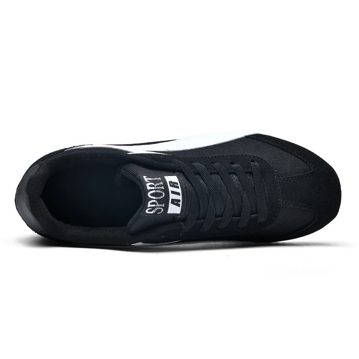 Everyday comfort: Men's RetroStride lightweight sneakers with a timeless retro classic design.