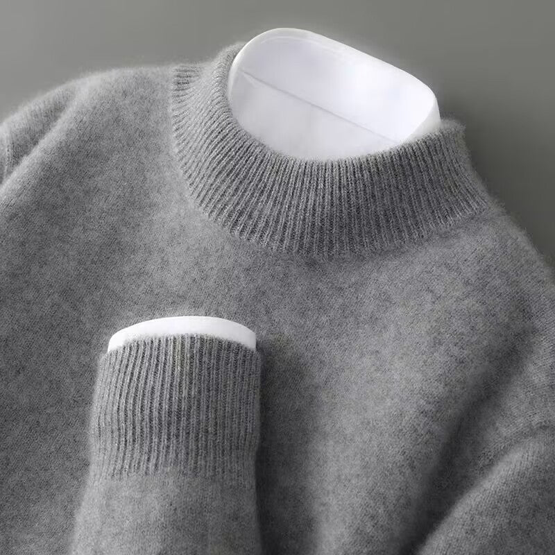 Gray men's pullover crewneck sweater, ideal for everyday wear, combining comfort and classic fashion.