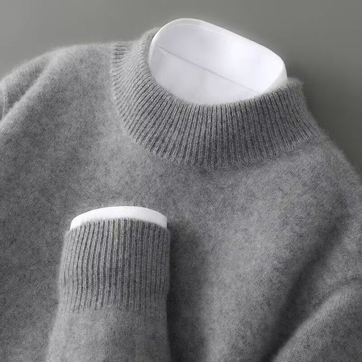 Gray men's pullover crewneck sweater, ideal for everyday wear, combining comfort and classic fashion.