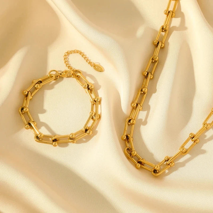 Women's fashion golden polished link chain bracelet, an elegant and versatile accessory.