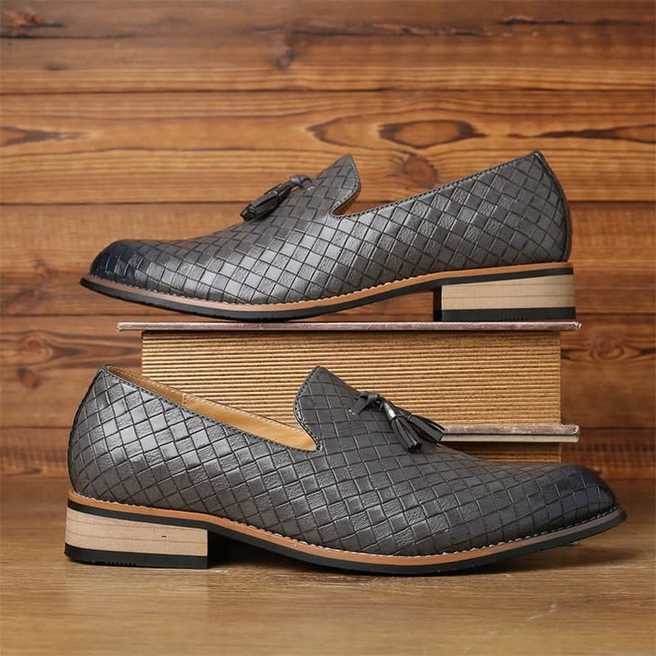 Men's casual smart loafers: Woven texture and tassels add a touch of sophistication. Comfortable dress shoes.