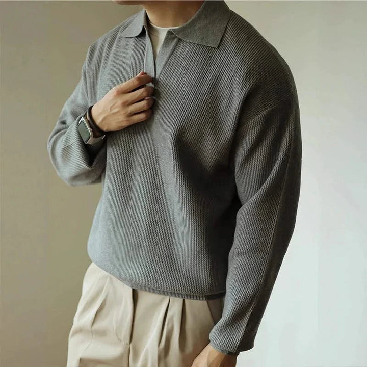 Grey men's knit polo shirt, classic fit. Soft, breathable fabric ensures versatile and comfortable everyday wear.