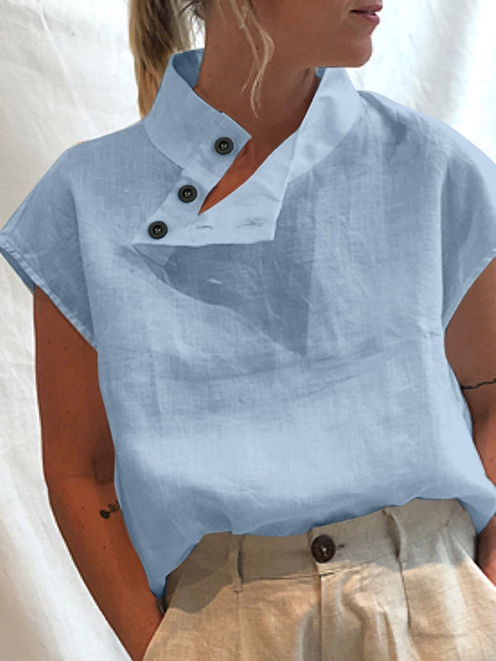 Casual men's button-down shirt in a relaxed fit, ideal for everyday spring fashion & summer style. Versatile top.