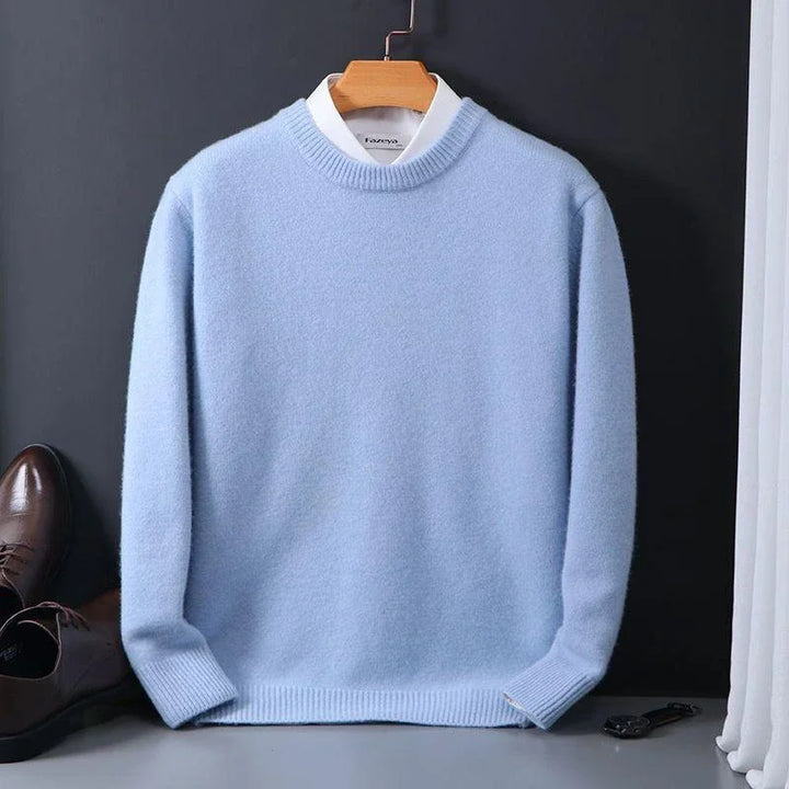 Versatile men's comfort sweater in an elegant style. Ideal for refined fall essential or cozy winter wear.