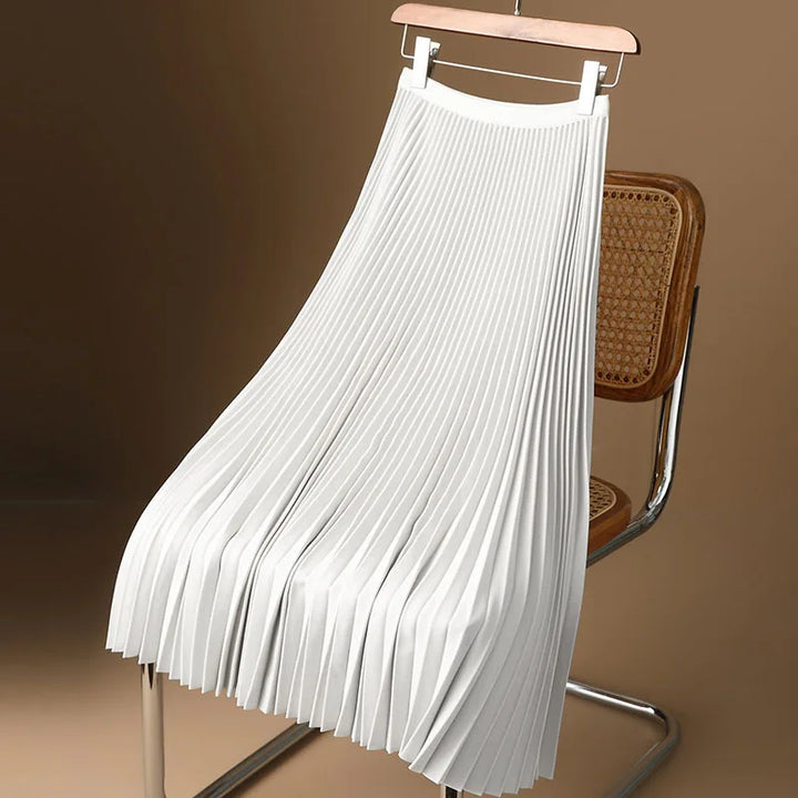 Chic women's long pleated maxi skirt. Effortless style for elegant fashion.