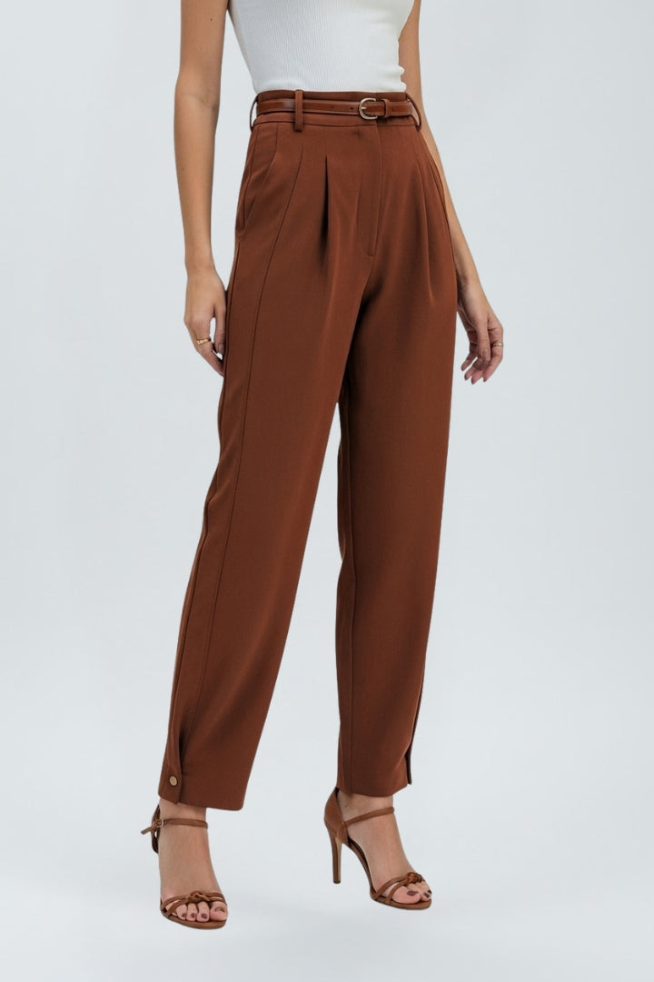 Versatile women's high-waisted tapered trousers for a modern and comfortable fit, suitable for any occasion.