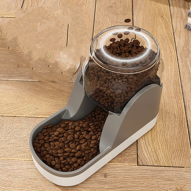 Food grade plastic automatic pet dispenser, 3.8L for dog food and cat food with non-slip base.