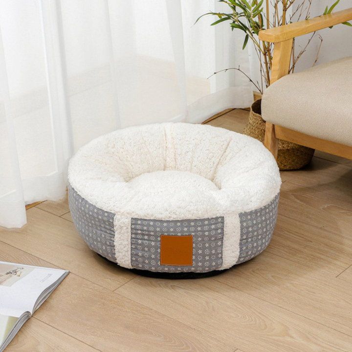 Washable calming pet bed, gray, perfect for cats and small dogs seeking deep sleep.