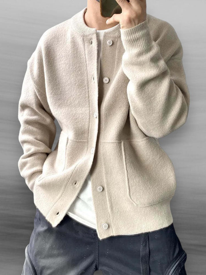 Stylish men's lightweight casual cardigan for versatile everyday layering. Comfortable long-sleeve top for modern fashion.