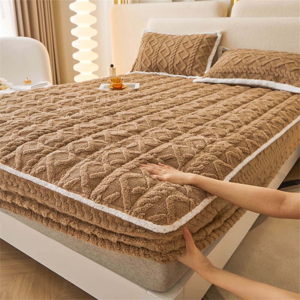 Polyester fluffy fitted sheet. Insulating, anti-static mattress cover for cozy winter bedding comfort.