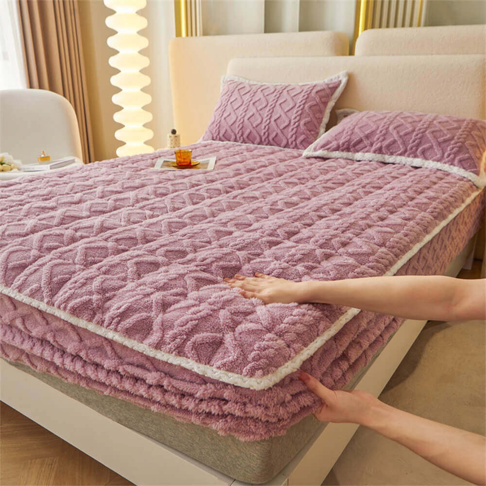 Warm fluffy polyester fitted sheet. Insulating mattress cover for cozy winter nights, ultimate comfort.