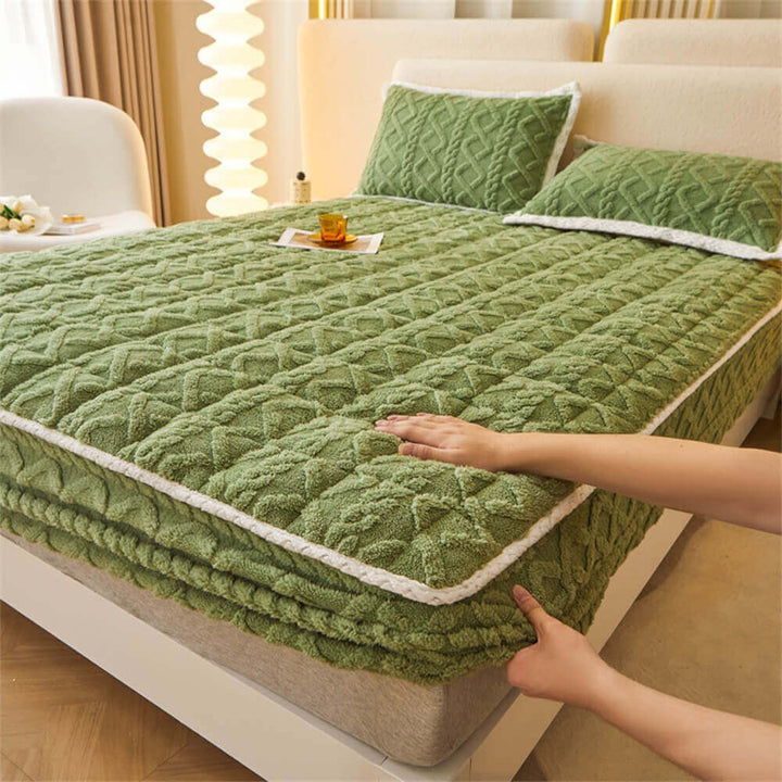 Washable fluffy fitted sheet, pet-friendly polyester mattress cover for cozy, anti-static winter bedding.