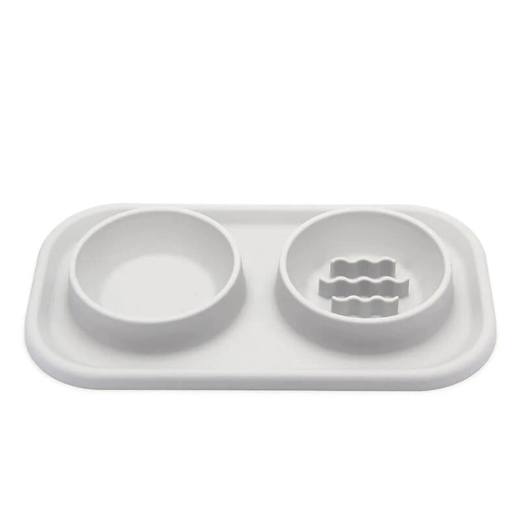 Silicone non-slip dual pet bowl for food & water, featuring a slow feeder for dogs & cats' healthy eating habits.