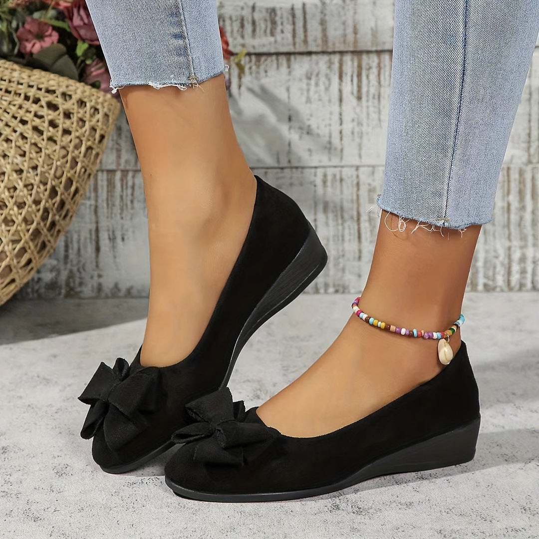 Elegant women's orthopedic shoes featuring a stylish bow detail.