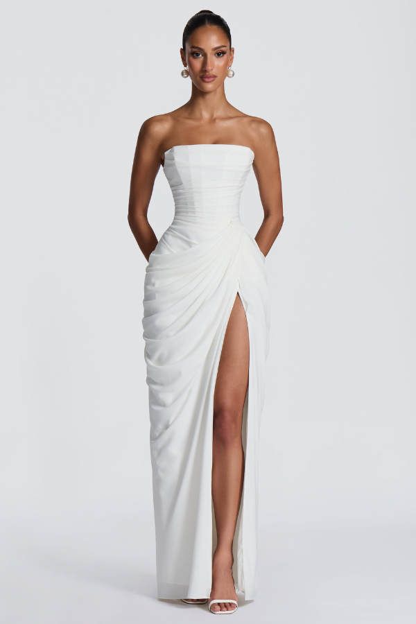 Glamorous flowing maxi dress for women, ideal for red carpet events.