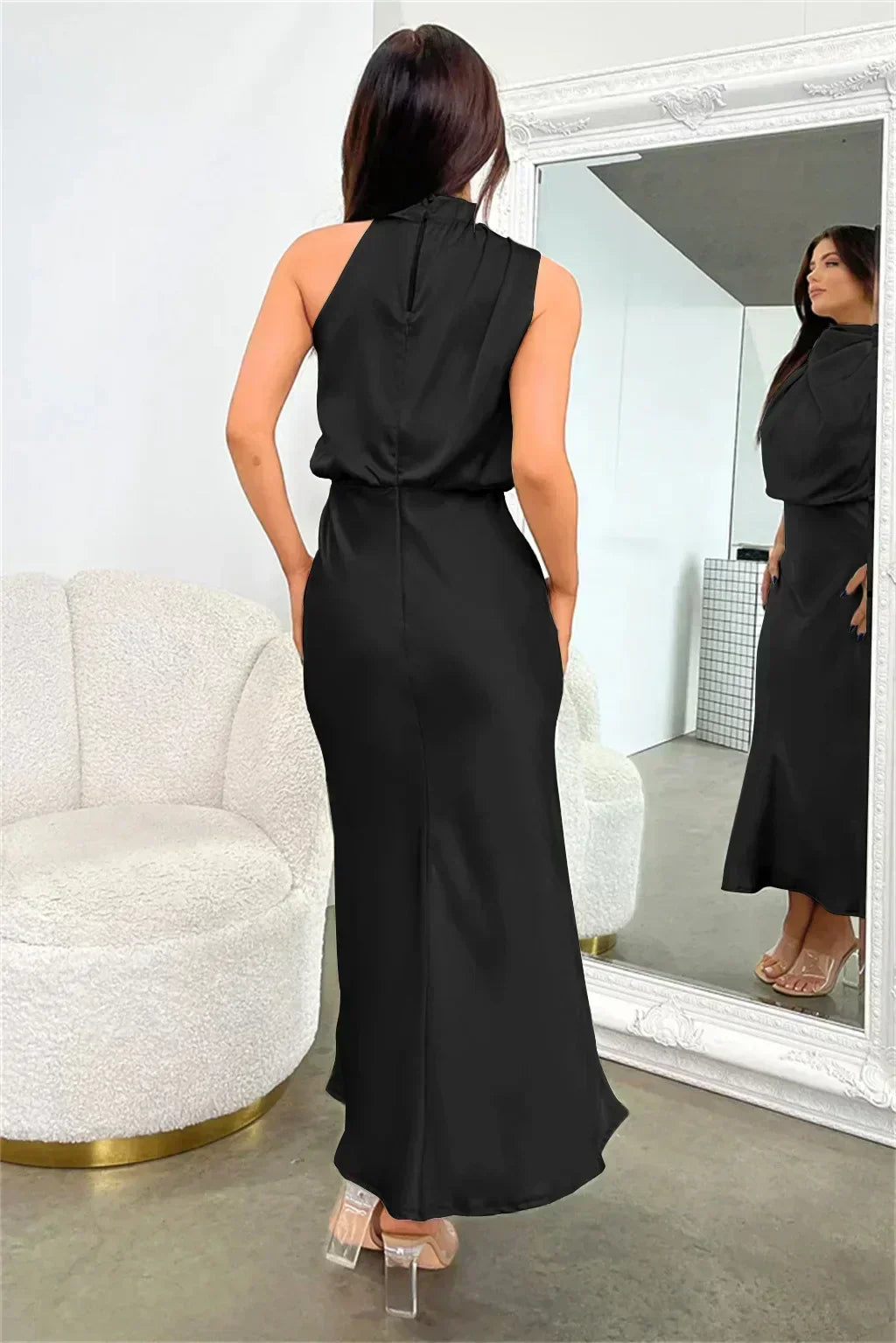 Chic women's halter evening dress, elegant open back, flowing floor-length skirt for parties.
