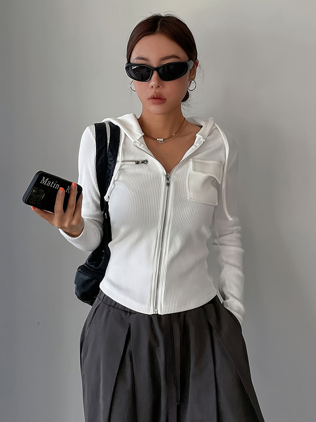 Trendy women's cropped hoodie, a versatile layering piece for spring outfits. Stylish long-sleeve casual top.