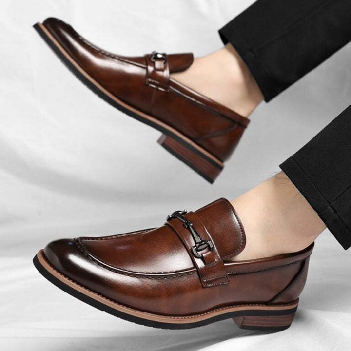 Sophisticated men's Sorrento slip-on loafers. Dress shoes with a polished finish, combining comfort and elegance.