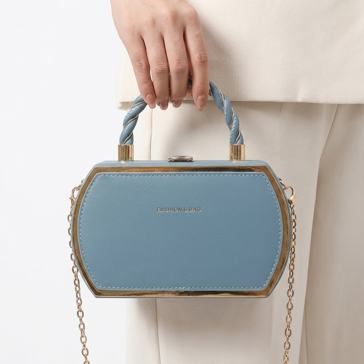 Stylish women's vintage shoulder bag, a classic and versatile everyday fashion accessory.
