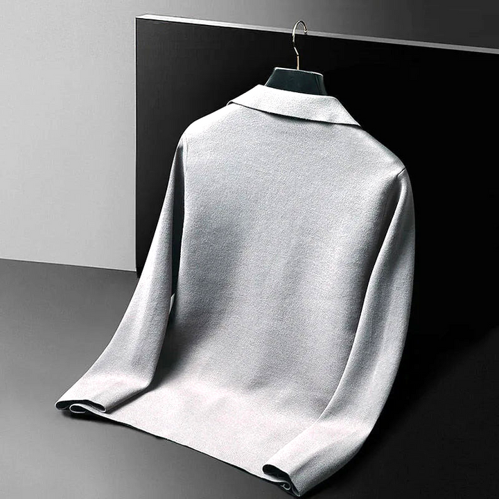 Full shot of a man wearing an elegant Milano cardigan in gray, showcasing a classic, comfortable, and refined fit.