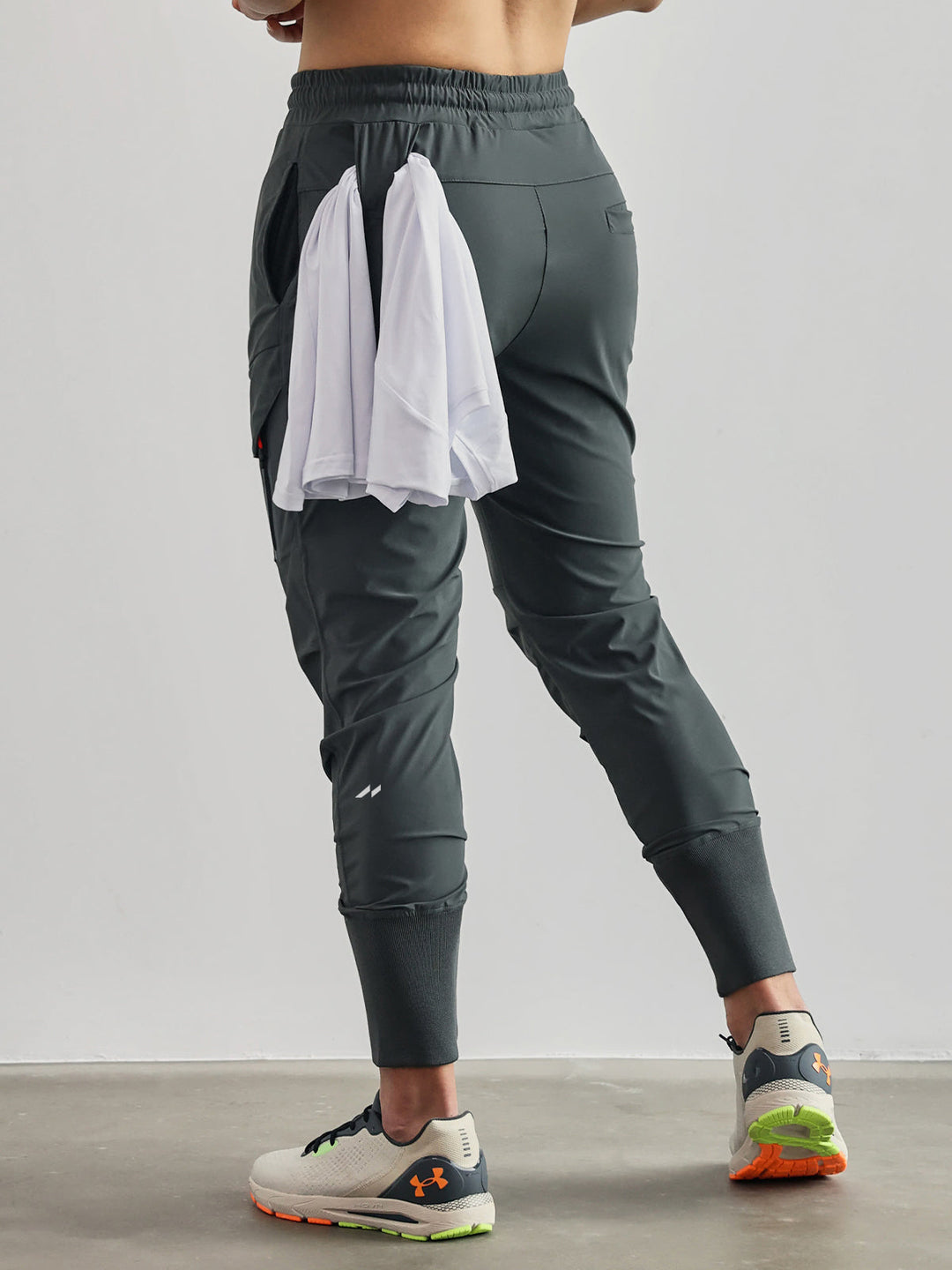 Athletic men's cargo pants, designed with a tapered fit for optimal comfort and dynamic movement.