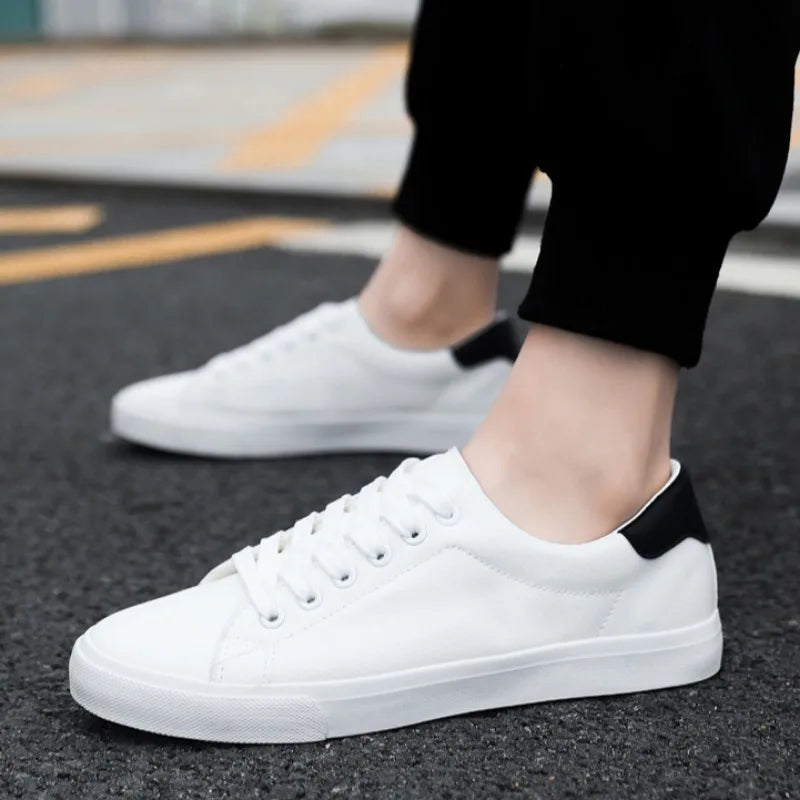 Men's low-top lace-up sneakers, perfect for comfortable everyday casual wear and versatile walking.