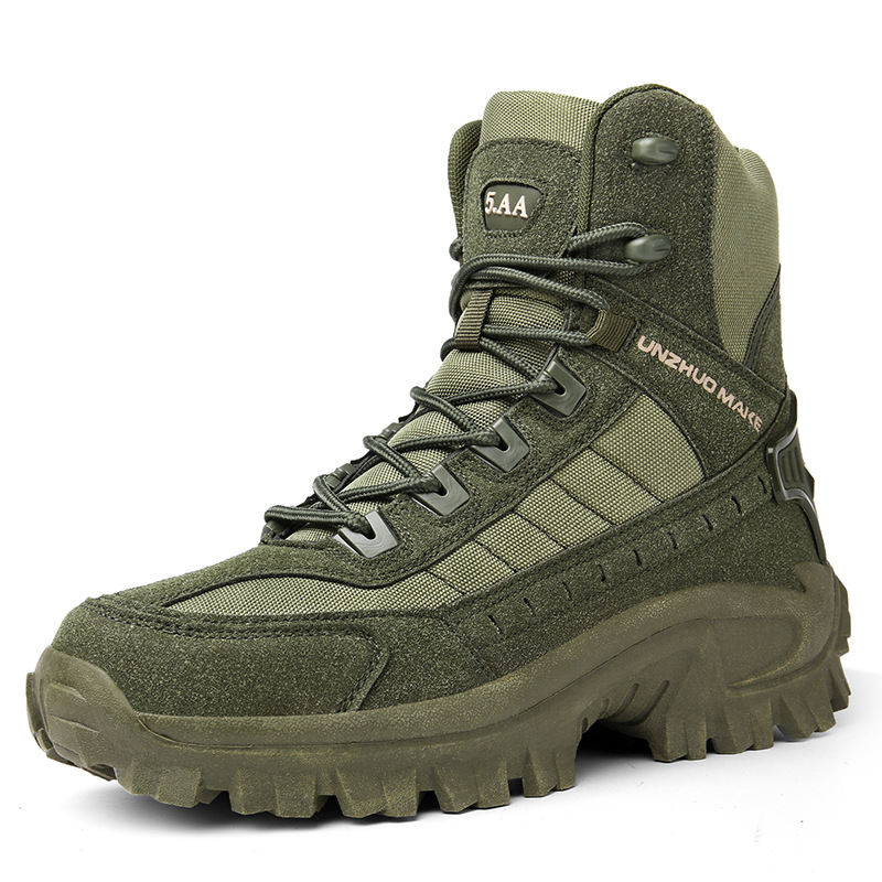 Men's heavy-duty tactical boots, suitable for work and hiking, superior grip and comfort.