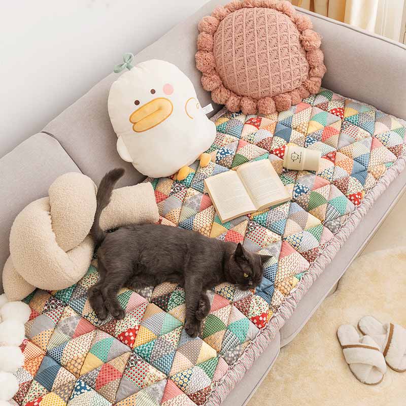 Scratch resistant cotton sofa protector for homes with pets, quilted design, functional