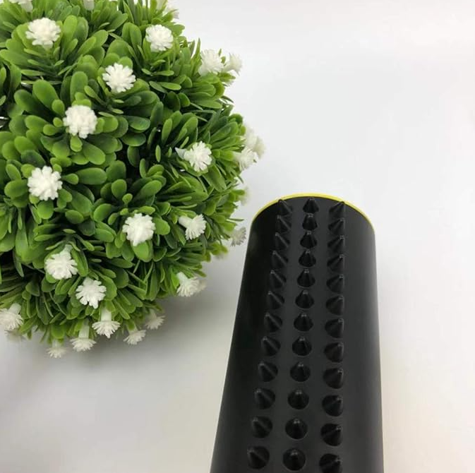 Pet care tool: self-cleaning fur roller, ideal for upholstery and pet beds.