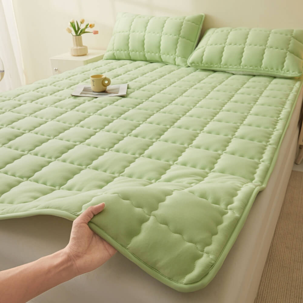 Quilted mattress topper, breathable, non-slip, for enhanced bed comfort and protection