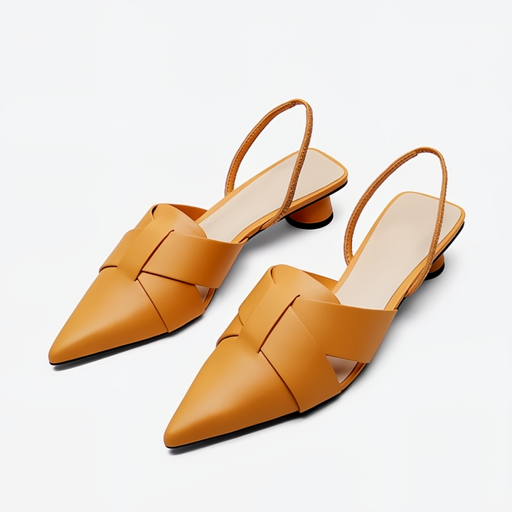 Open-toe women's flat sandals with a low heel, offering stylish comfort for everyday and summer fashion.
