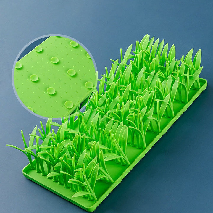 Easy-clean silicone pet bowl mat, vibrant green with realistic grass texture, prevents spills