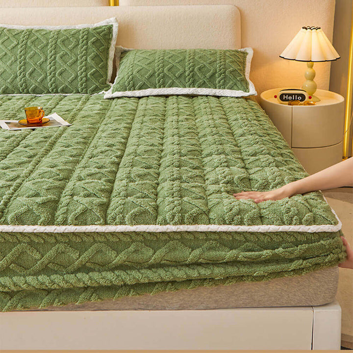 Soft polyester mattress cover, fluffy and washable, designed for a cozy bed