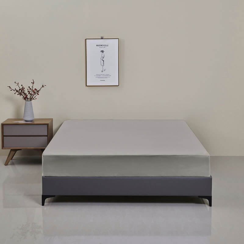 Packaging of the waterproof skin-friendly fitted sheet set, showing product features and branding.