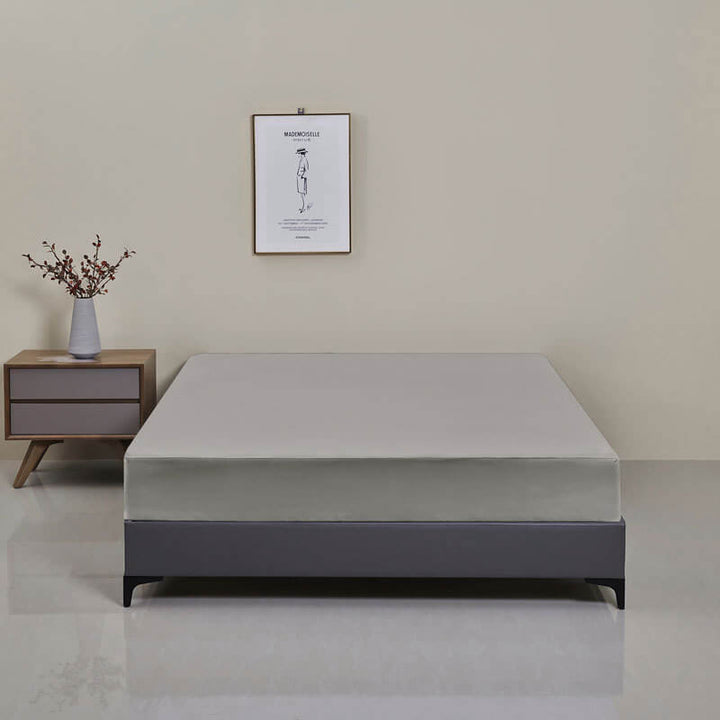 Packaging of the waterproof skin-friendly fitted sheet set, showing product features and branding.