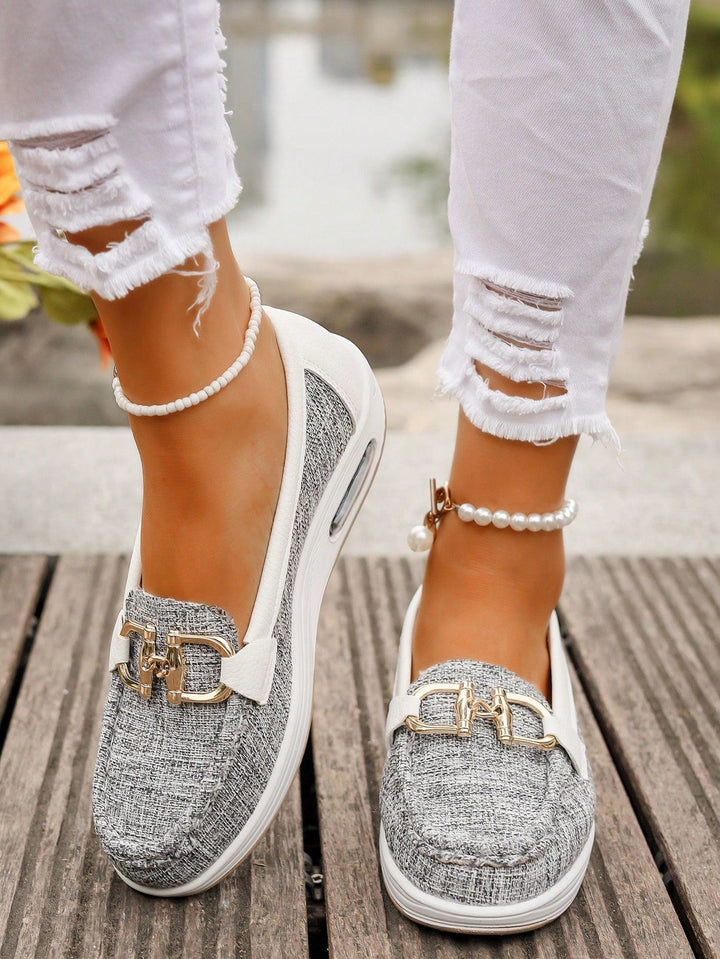 Versatile women's flat buckle loafers, great for comfortable daily wear, casual outfits, or work.